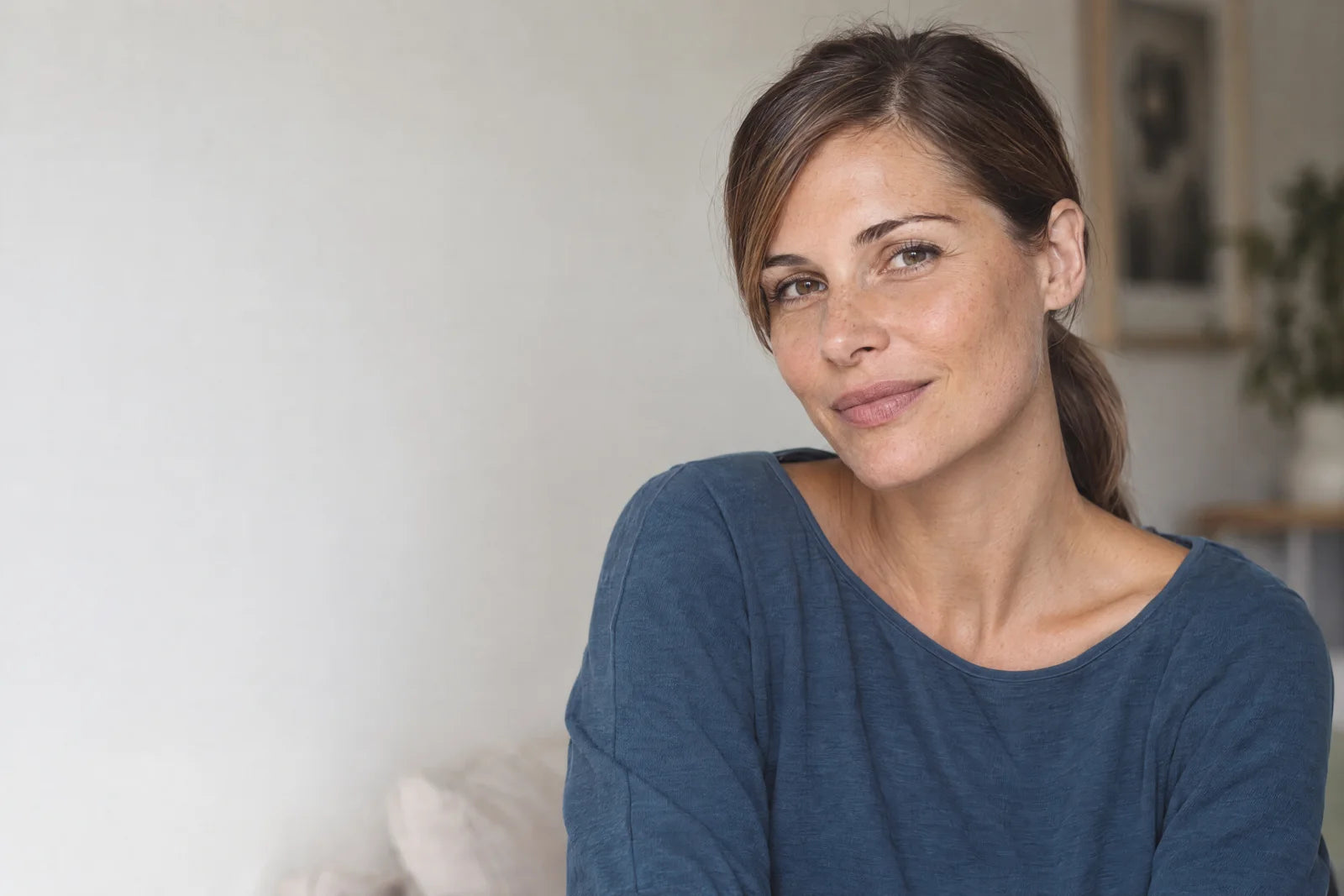 Portrait décontracté avec une texture de peau naturelle dans une douce lumière du jour