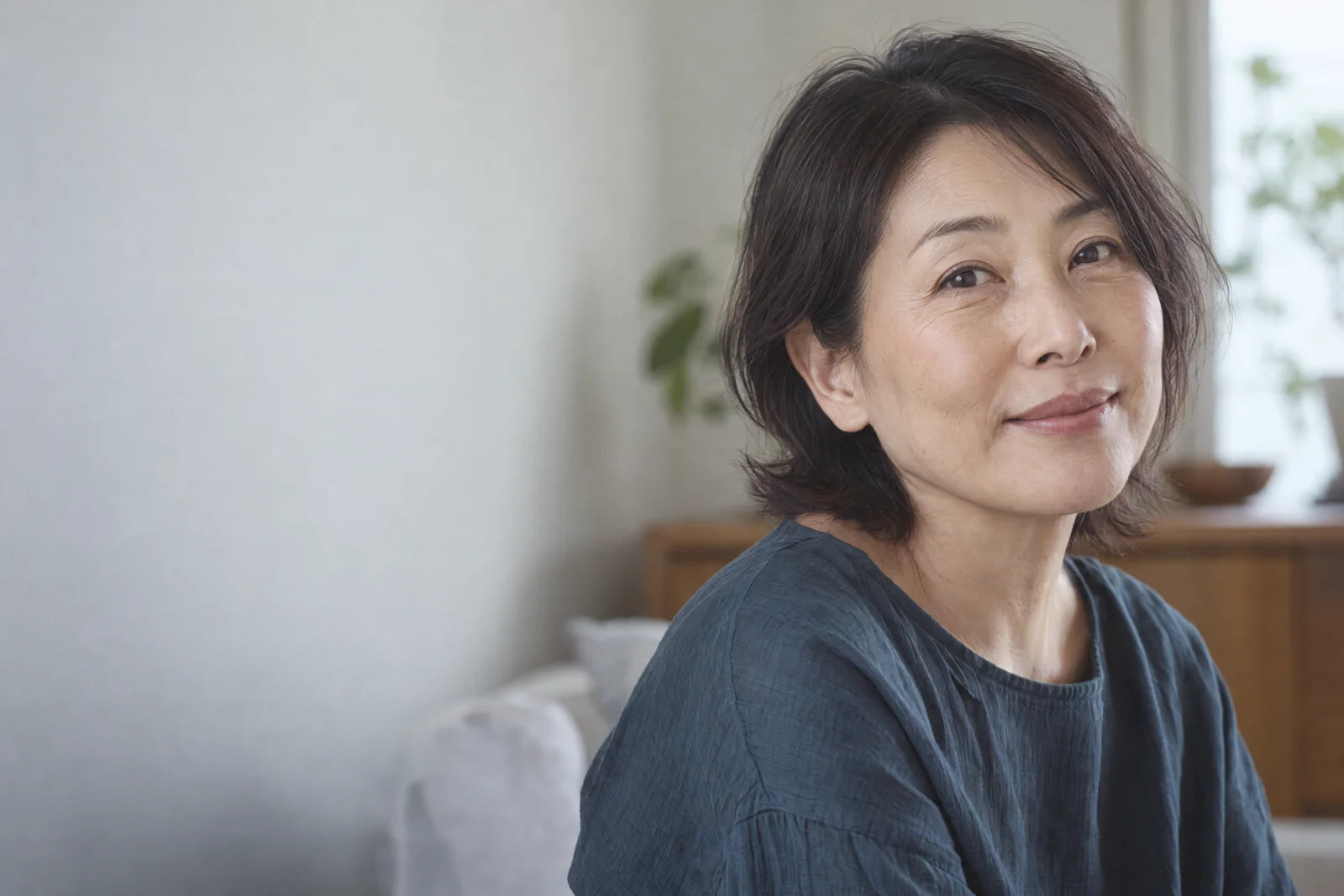 Relaxed portrait with natural skin texture in soft daylight